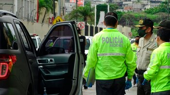 La policía investigando la muerte