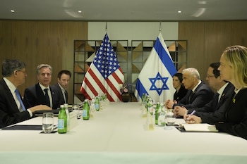 El Secretario de Estado de Estados Unidos, Antony Blinken, se reúne con el líder de la oposición israelí, Yair Lapid (Mark Schiefelbein/REUTERS)