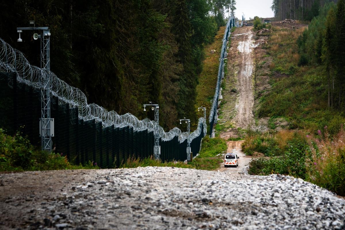 La valla fronteriza consta de una cerca de 4,5 metros de altura, un sistema de vigilancia técnica, una red de carreteras y una franja despejada de 25 metros de ancho. (Guardia Fronteriza de Finlandia)