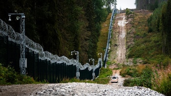 200 kilómetros de largo, 4,5 metros de altura, cámaras y sensores: así es la valla metálica que ha construido Finlandia en su frontera con Rusia para evitar amenazas híbridas