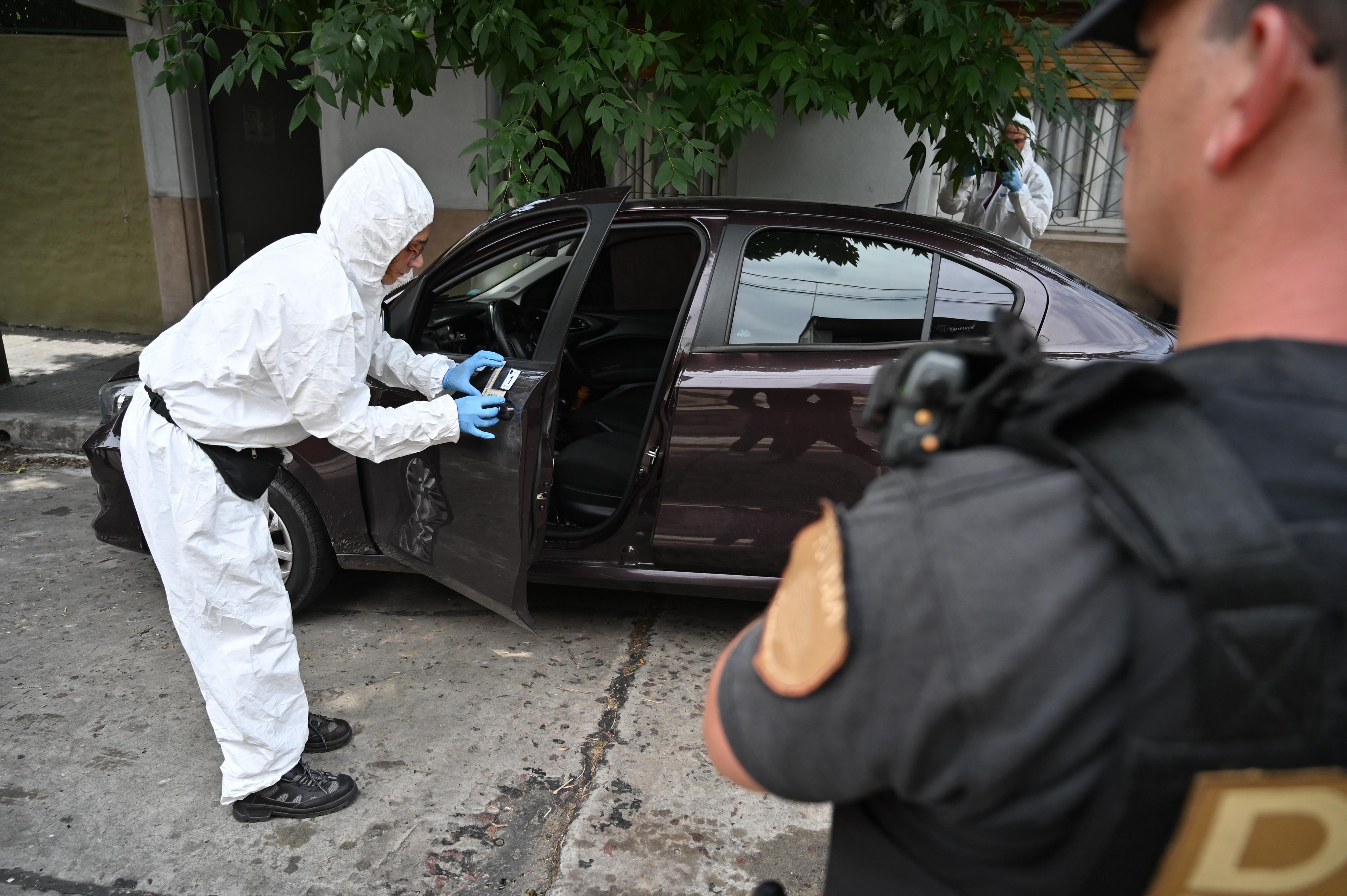 Los peritos trabajando en el auto de los sospechosos