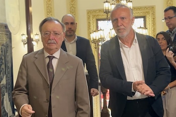 10/08/2026 El ministro de Política Territorial y Memoria Democrática, Ángel Víctor Torres (d), y el presidente de Ceuta, Juan Jesús Vivas (i), a su llegada al Palacio de la Asamblea, a 10 de agosto de 2026, en Ceuta (España). El ministro visita Ceuta para abordar la situación migratoria actual. La ciudad acoge a miles de personas pendientes de retorno, entre ellas más de 1.300 menores, mientras las convocatorias difundidas en redes sociales hacen temer una nueva entrada masiva de migrantes.
POLITICA
Gabriela Sardá Núñez - Europa Press