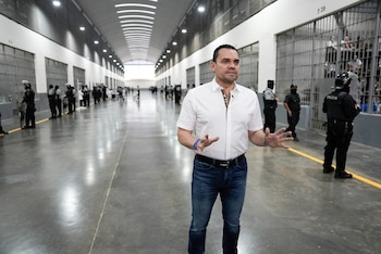 Tomás Zambrano encabezó la delegación del Congreso hondureño que examinó tecnología y mecanismos de seguridad en El Salvador, con miras a ampliar la capacidad penitenciaria ante eventuales capturas de pandilleros. (Imagen retomada de las redes de Tomás Zambrano)