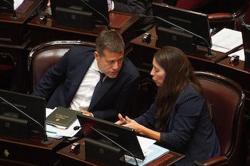 El cristinista Mariano Recalde junto