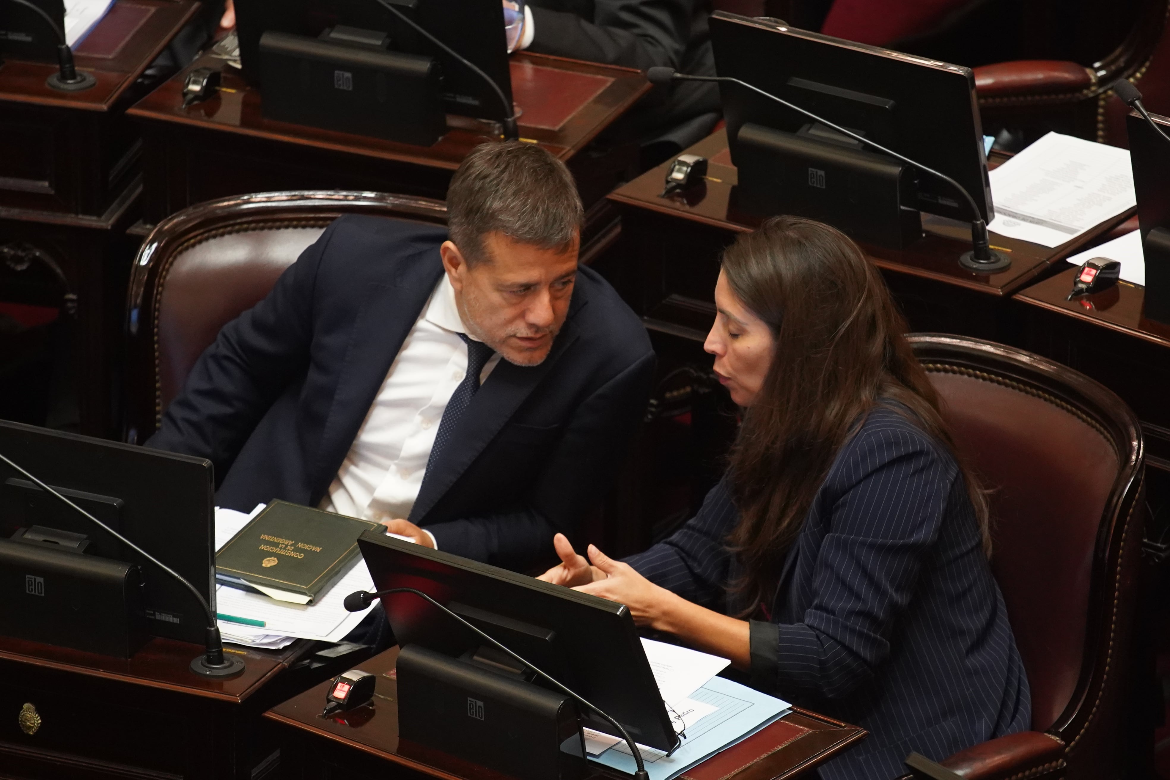 El cristinista Mariano Recalde junto a su colega peronista Florencia López (RS Fotos)