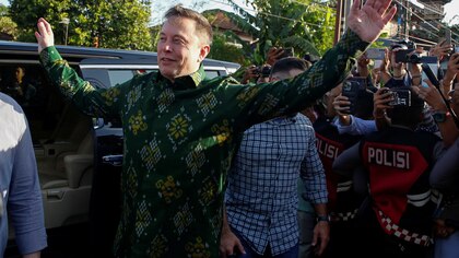 Elon Musk llegó a Bali para lanzar su red Starlink en Indonesia