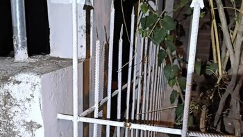 Córdoba: volvió borracho a su casa, quiso entrar saltando la reja y terminó incrustado