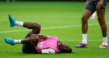 Camavinga tendido en el suelo