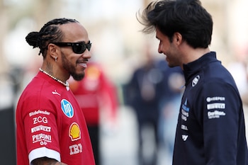 El piloto español Carlos Sainz platicando con Lewis Hamilton durante los test de pretemporada en el cirucito internacional de Bahrein (REUTERS/Hamad I Mohammed)