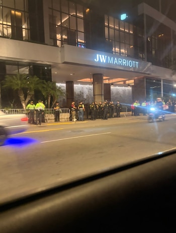 ARMY se congrega frente al hotel Marriott y genera tensión durante el traslado de una camioneta. Captura: X.