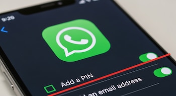 Pantalla de smartphone mostrando el logo de WhatsApp y opciones de seguridad: 'Add a PIN' y 'add an email address' con interruptores verdes.