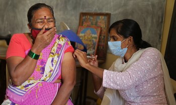 Una mujer recibe una dosis