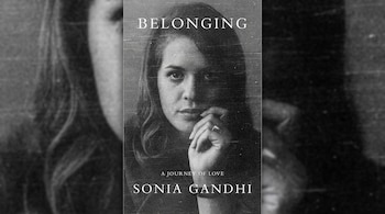 Portada de libro en blanco y negro. Muestra a una mujer, el título "Belonging", la frase "A Journey of Love" y el nombre "Sonia Gandhi".