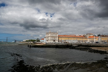 Lisboa combina tradición, modernidad y la luz especial que caracteriza a la capital portuguesa, destacando sus tranvías y calles empinadas (REUTERS/Pedro Nunes)