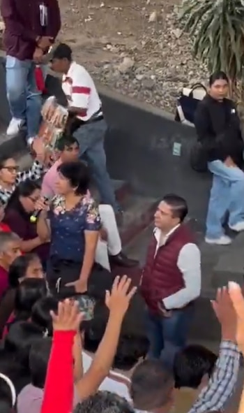 Mujer increpa a morenistas en