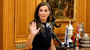 Los pendientes de 1.600 euros con los que la reina Letizia referencia la cuenta atrás para sus vacaciones en Mallorca