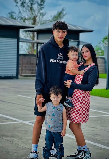 Samuel asegura que ahora se siente todo un salvadoreño, como si hubiera nacido en el país, su último hijo ya tiene raíces guanacas.- Foto cortesía de la familia.