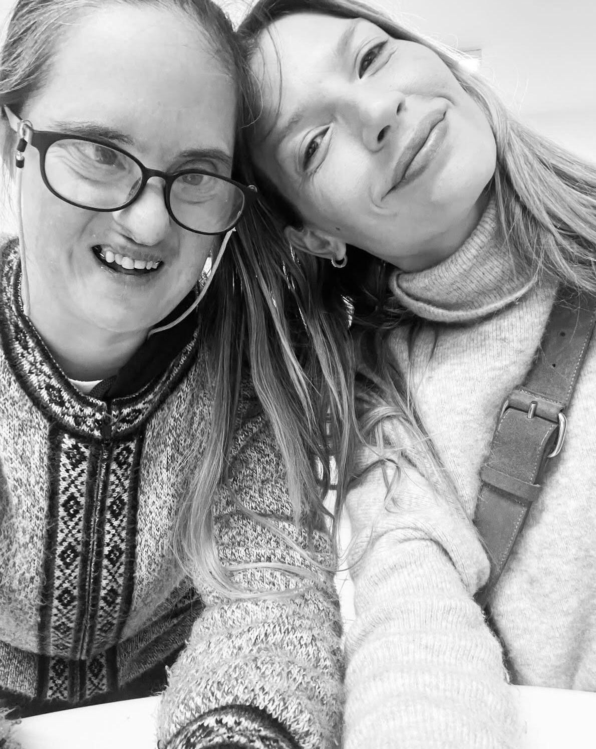 Chloe Bello asistiendo a su madre, Nora Portela, en acciones solidarias conjuntas con fundaciones bonaerenses ocupadas de personas con síndrome de Down