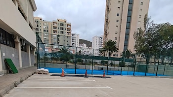 Pista de pádel gratis para los guardias civiles de Las Palmas: “La han construido encima de un garaje donde están reformando sus pilotes por filtraciones de agua”