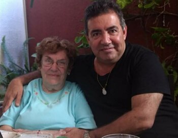 Diego junto a su mamá,