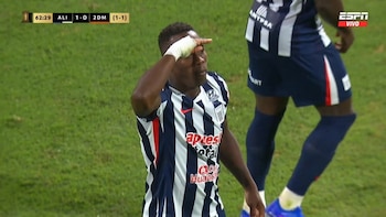 Golazo de Luis Advíncula con