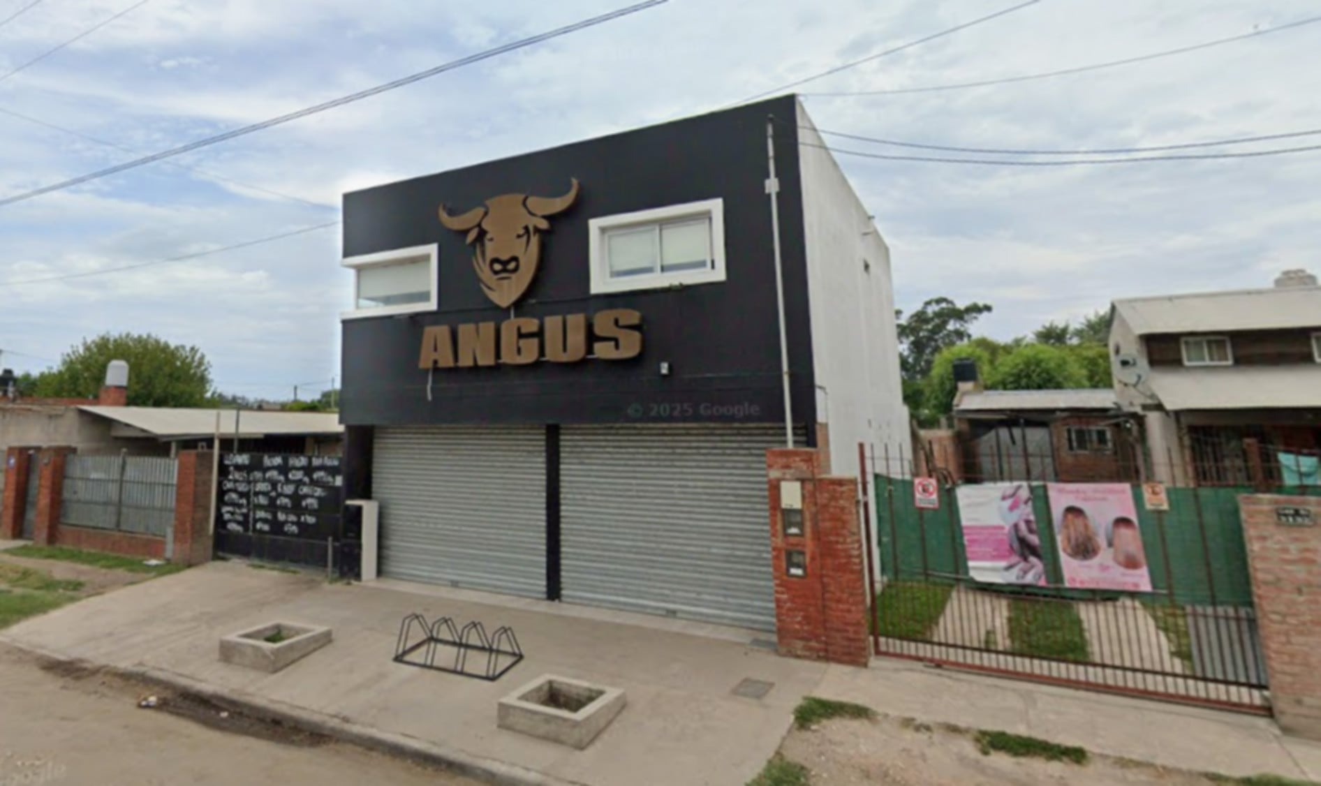 La fachada de la carnicería Angus en Mar del Plata, con sus persianas cerradas, tras ser escenario de un reciente robo (Google Maps)