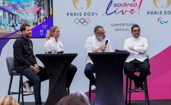 Heléne Defrance junto a Chefs