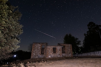 Detalle de las Perseidas sobre el Cerro del Hierro, situado en la localidad sevillana de San Nicolás del Puerto, a 14 de agosto de 2024 en Sevilla (Andalucía, España). (Joaquín Corchero/Europa Press)