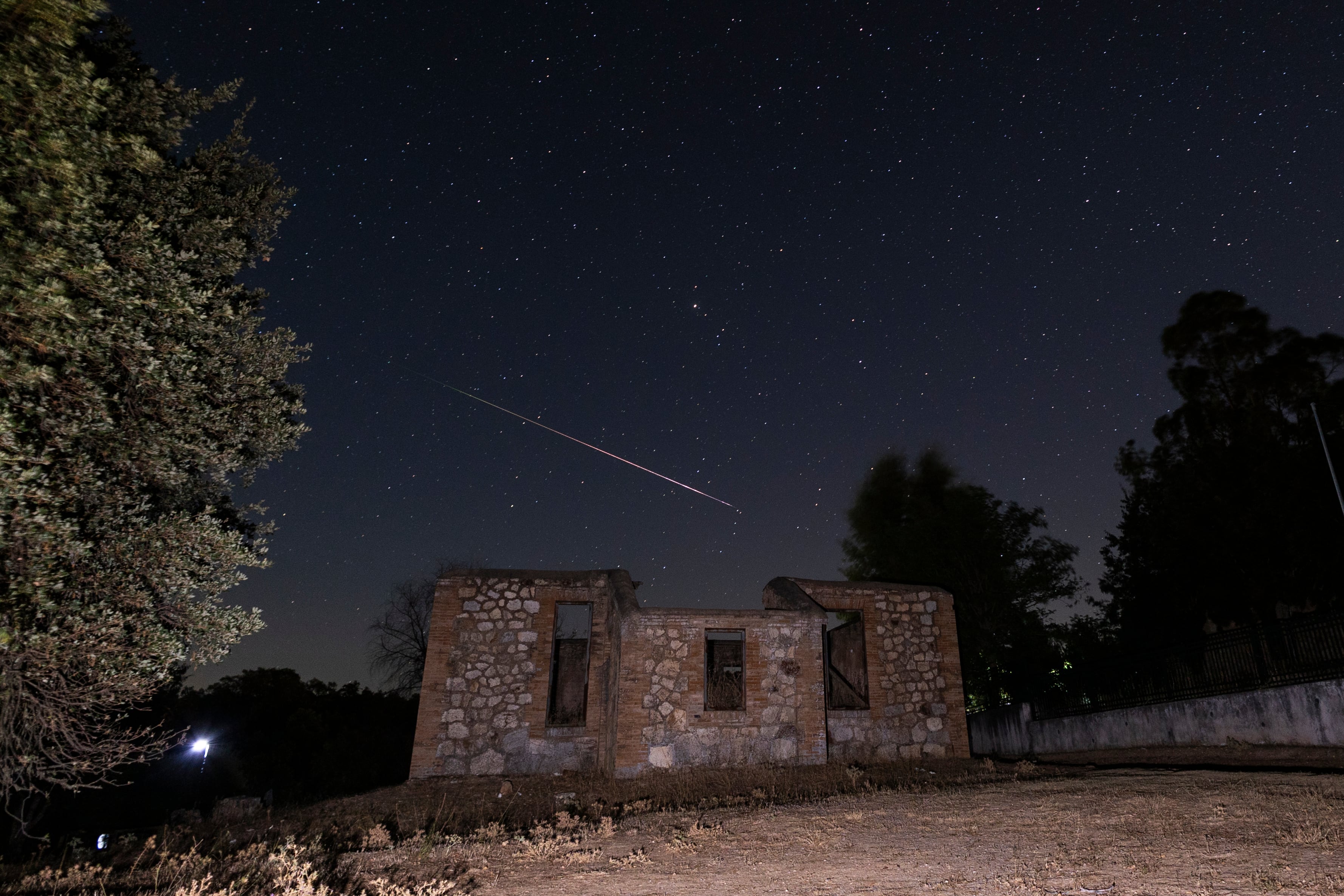 Detalle de las Perseidas sobre el Cerro del Hierro, situado en la localidad sevillana de San Nicolás del Puerto, a 14 de agosto de 2024 en Sevilla (Andalucía, España). (Joaquín Corchero/Europa Press)