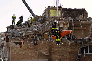 Los rescatistas trabajan salvando víctimas