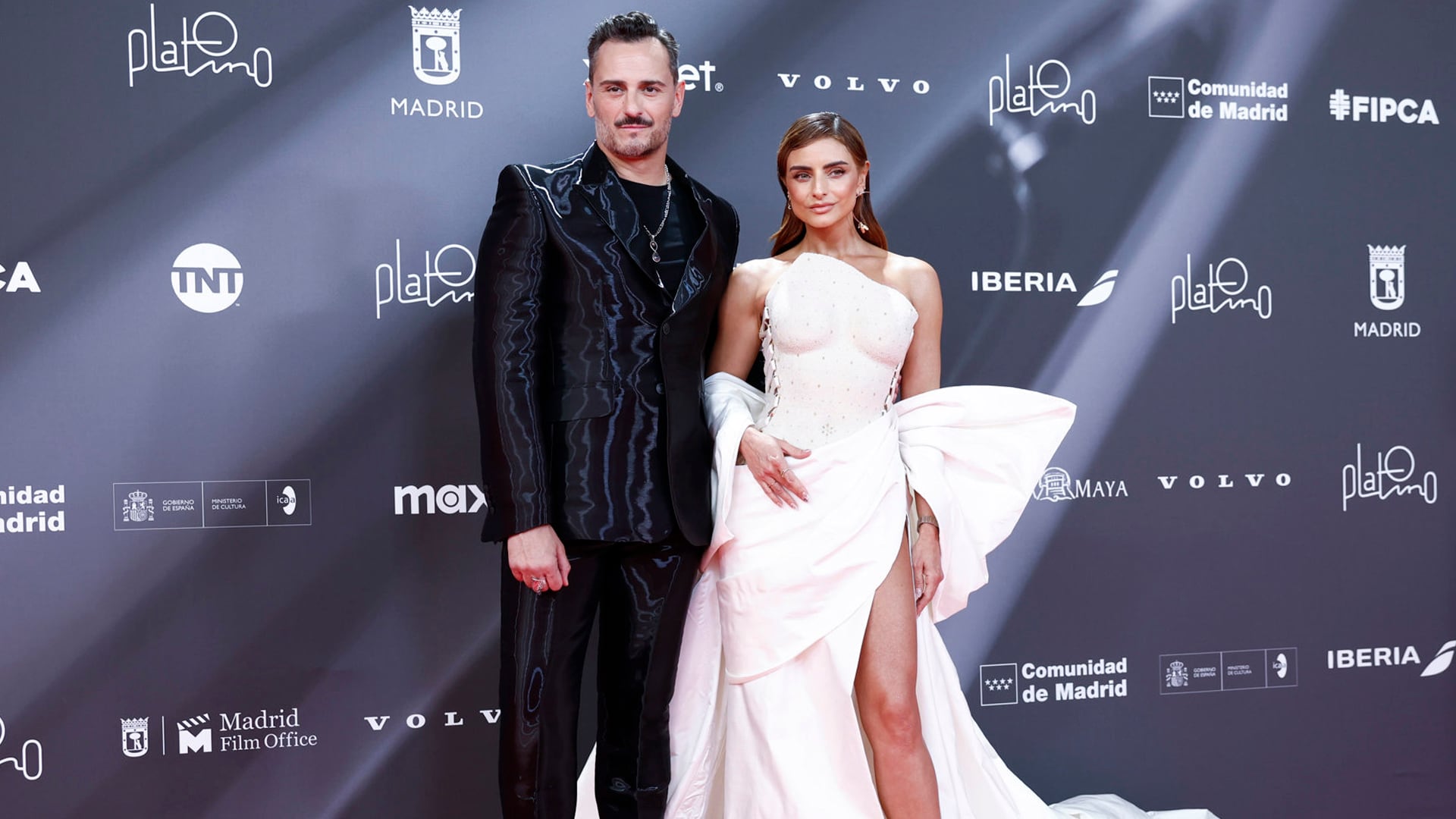 Los actores Aislinn Derbez y Asier Etxeandia condujeron los Premios Platino 2025.