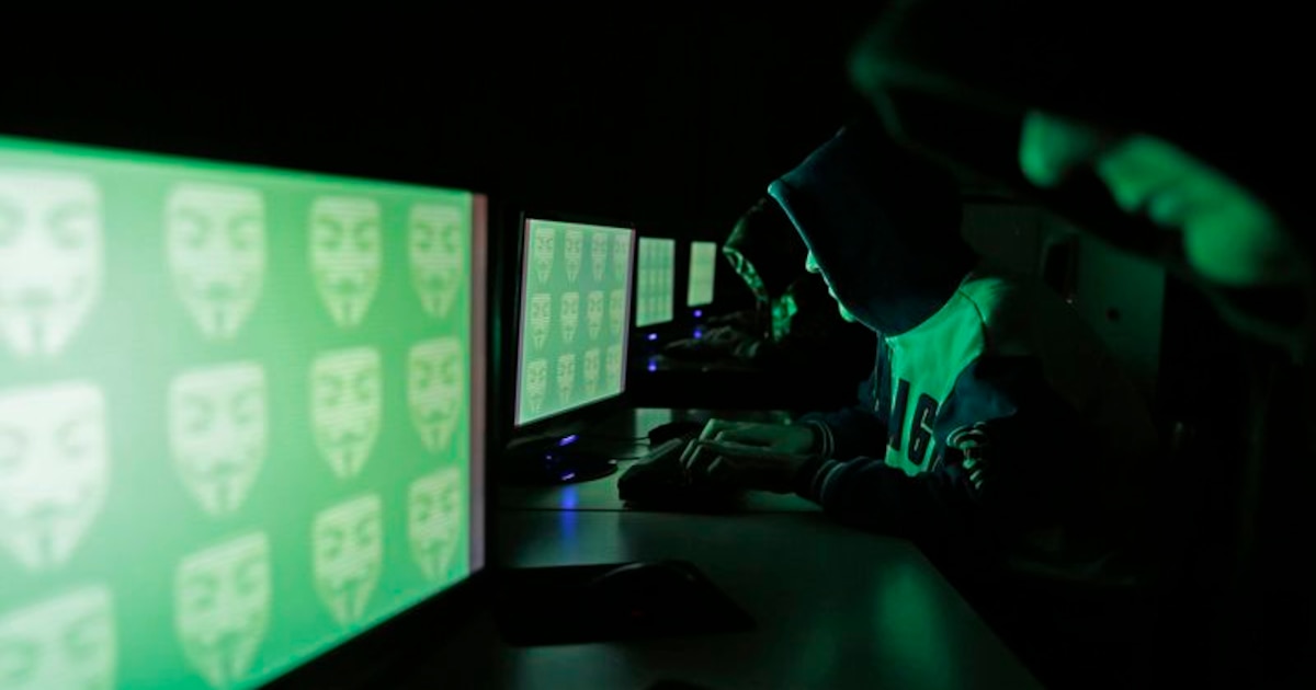 Un hombre fue condenado a prisión por usar IA y 10.000 bots para superar en streams a Taylor Swift