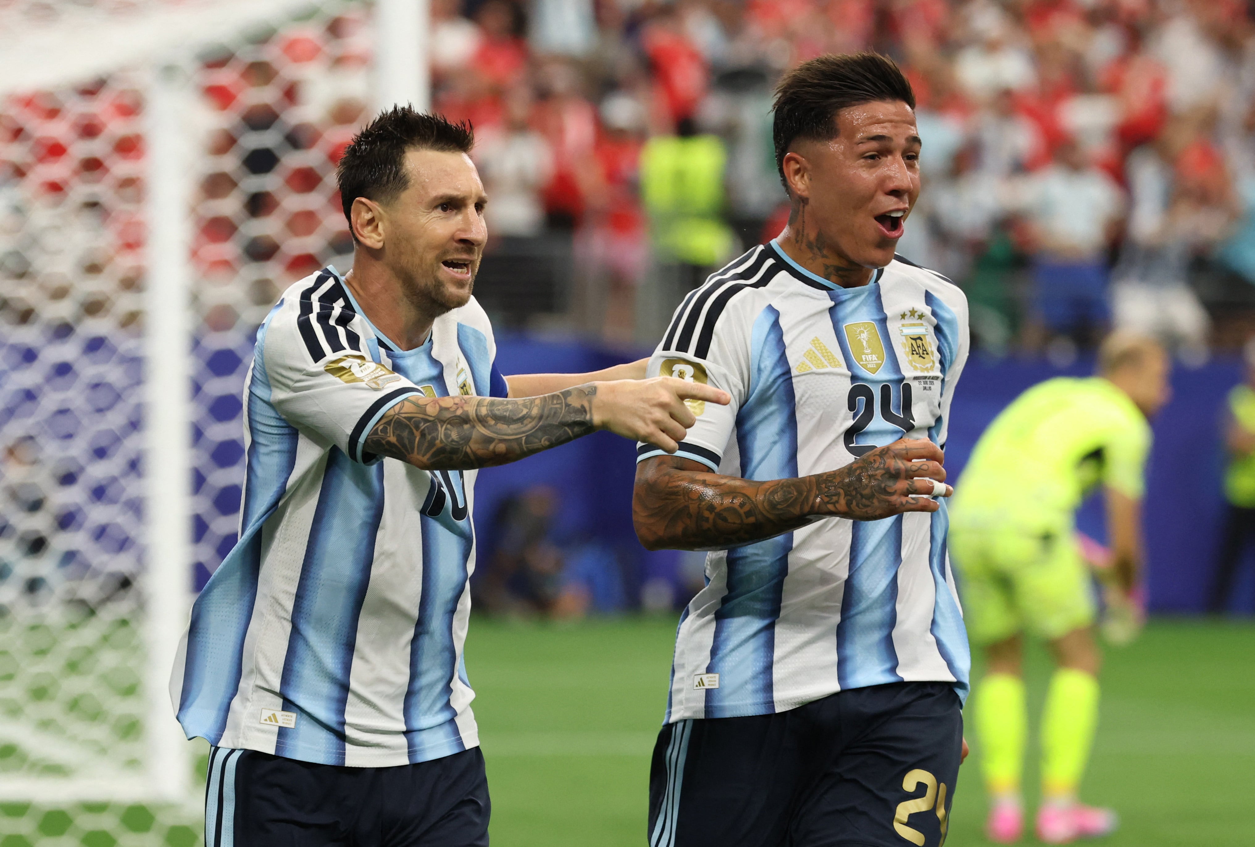 Leo celebra uno de sus goles con Enzo Fernández durante el Mundial (IMAGN IMAGES vía Reuters/Troy Taormina)
