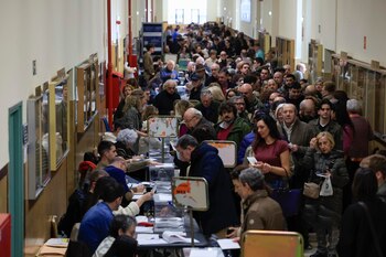 Numerosas personas acuden a votar