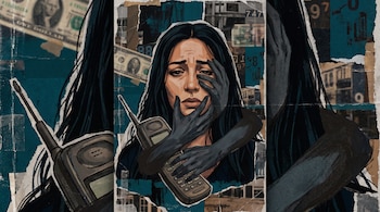 Retrato de Alba Dayana Martínez Oconor con expresión angustiada, manos sombrías rodeándola, un teléfono móvil antiguo, billetes y números en el fondo fragmentado.