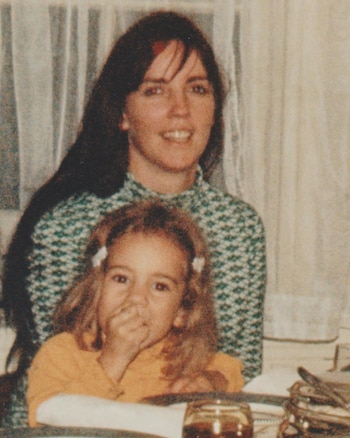 La niña junto a su madre Patricia, una cantante lírica que le empezó a dar clases a los 3 años