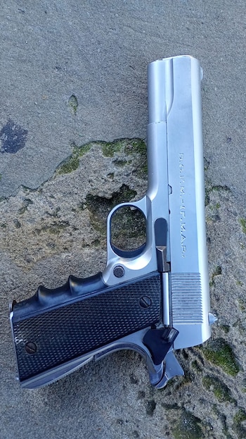 Las autoridades incautaron un arma