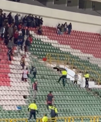 Las sillas del estadio departamental Libertad La Independencia de Tunja y la Policía en medio de los disturbios durante el partido entre Boyacá Chicó y Cúcuta Deportivo - crédito @twtcucuta/X
