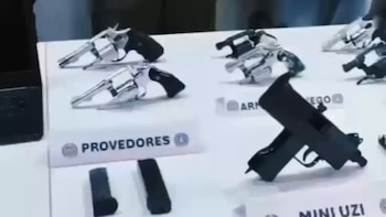 Armas, documentos y teléfonos con