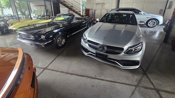 Confiscan 39 autos de lujo en una agencia de Puebla tras cateos por la detención de "El Amarillo", líder criminal vinculado a "Los Rusos". Marina
