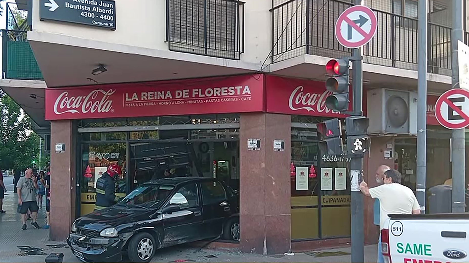 Personal de guardia retiró vidrios rotos de la vereda y el comercio tras el impacto, priorizando la seguridad peatonal en Olivera y Alberdi (Captura de video)