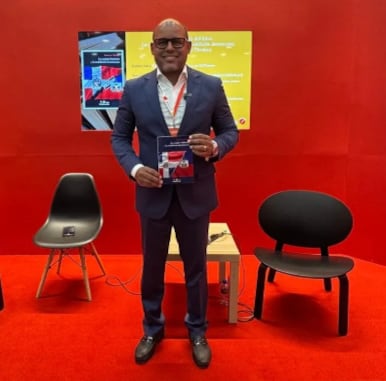 La trayectoria de Tavárez combina el periodismo de investigación con la academia y la gestión cultural.