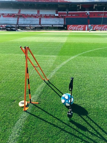 River cuenta con una máquina llamada “hammer type cist” que detecta la dureza del campo para sugerir qué botines deben utilizar los futbolistas
