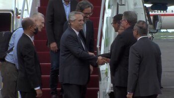 Alberto Fernández saluda al llegar