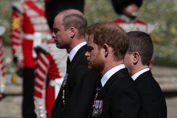 El reencuentro entre los príncipes William y Harry en el funeral de su abuelo