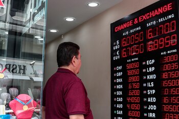 Un hombre revisa los tipos