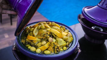 Guiso de pollo al limón con aceitunas, una receta marroquí con mucho sabor mediterráneo