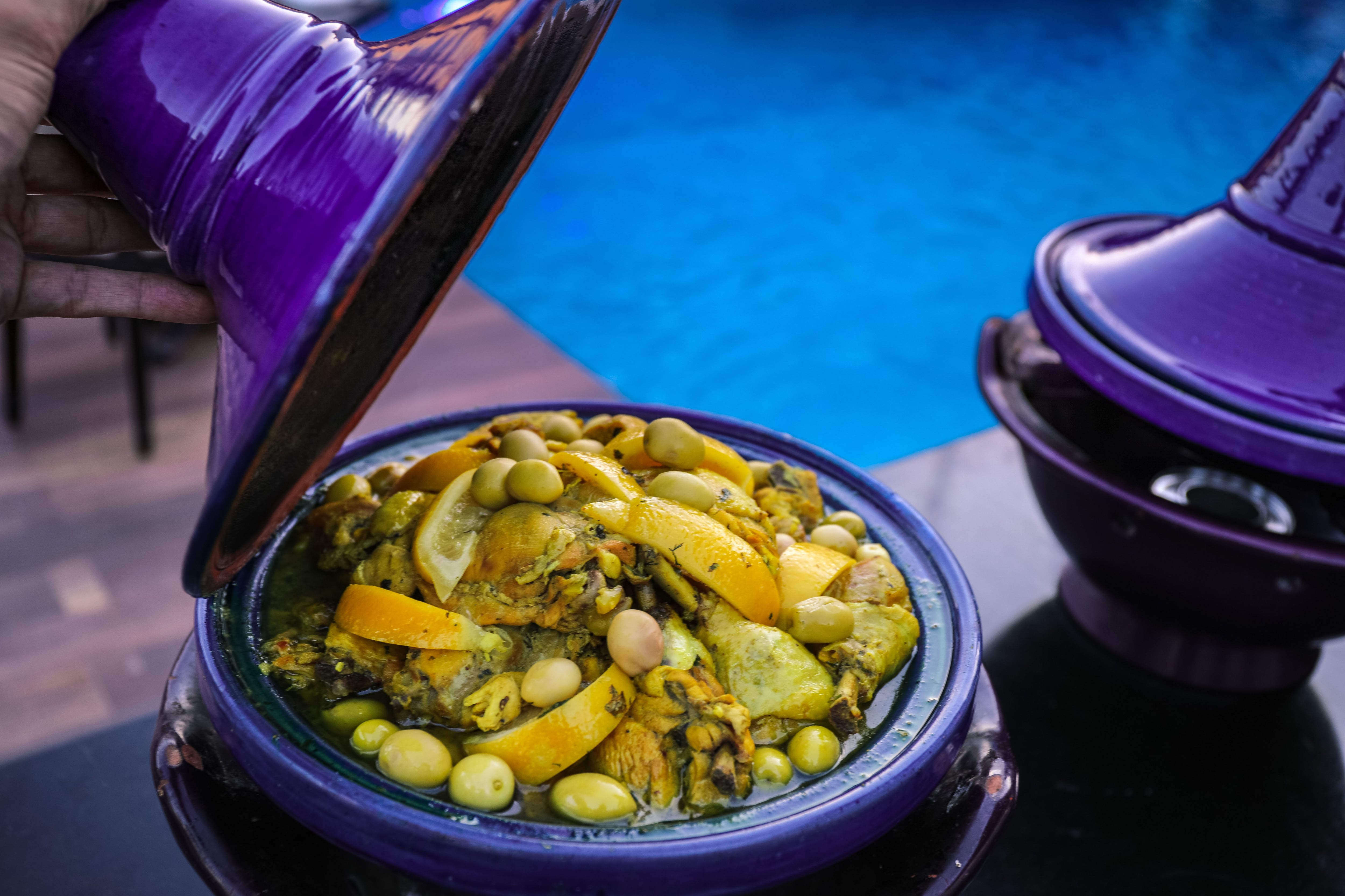 Tayín de pollo con aceitunas y limón confitado (Pexels)