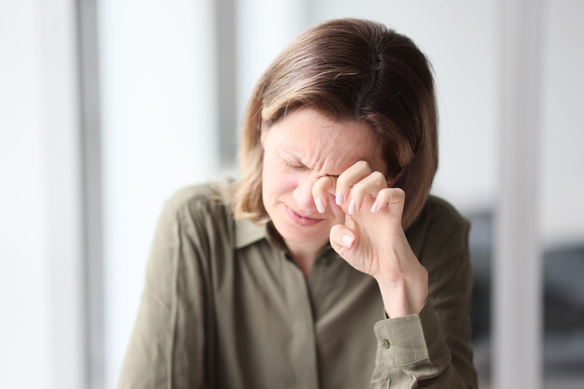 La retención de líquidos, las alergias, la deshidratación, el alcohol y el descanso inadecuado figuran entre los principales motivos de los ojos hinchados (Freepik)