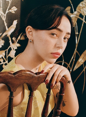 El retrato en primer plano, con cejas definidas y expresión serena, centra la atención en la autenticidad de Nicki Nicole (Vogue)